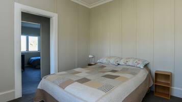 4 bedrooms, iron/ironing board