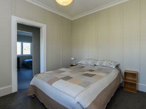 4 chambres, fer et planche à repasser