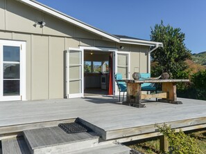 Outdoor dining - Harper Haven - Waimarama Holiday Home (Waimarama)