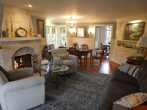 Smart TV, fireplace, DVD player, books - Peaceful & Private CARMEL Home- Easy Walk to Carmel Shops, Restaurants & Beach. (Carmel)