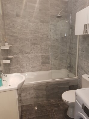 Apartment | Bathroom | Bathtub, free toiletries, hair dryer, towels