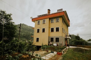 Front of property - Deniz Apart (Camlihemsin)