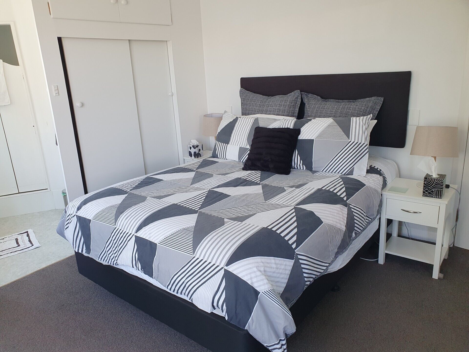 3 makuuhuonetta, silitysrauta/-lauta, ilmainen Wi-Fi, vuodevaatteet