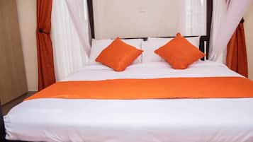 Suite | Escritorio, espacio para trabajar con laptop y cortinas blackout