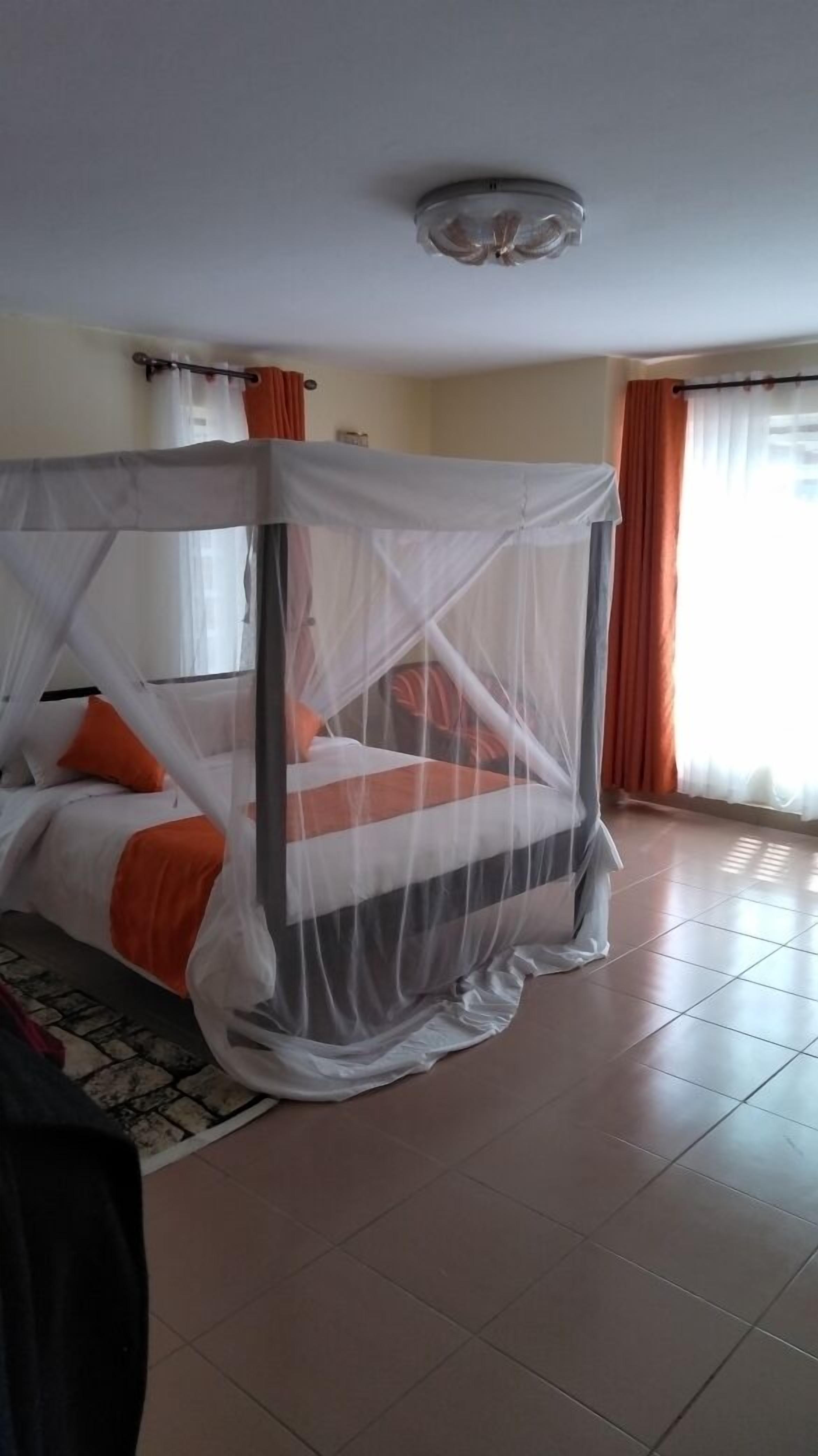 Suíte | Escrivaninha, espaço de trabalho para notebook, cortinas blackout