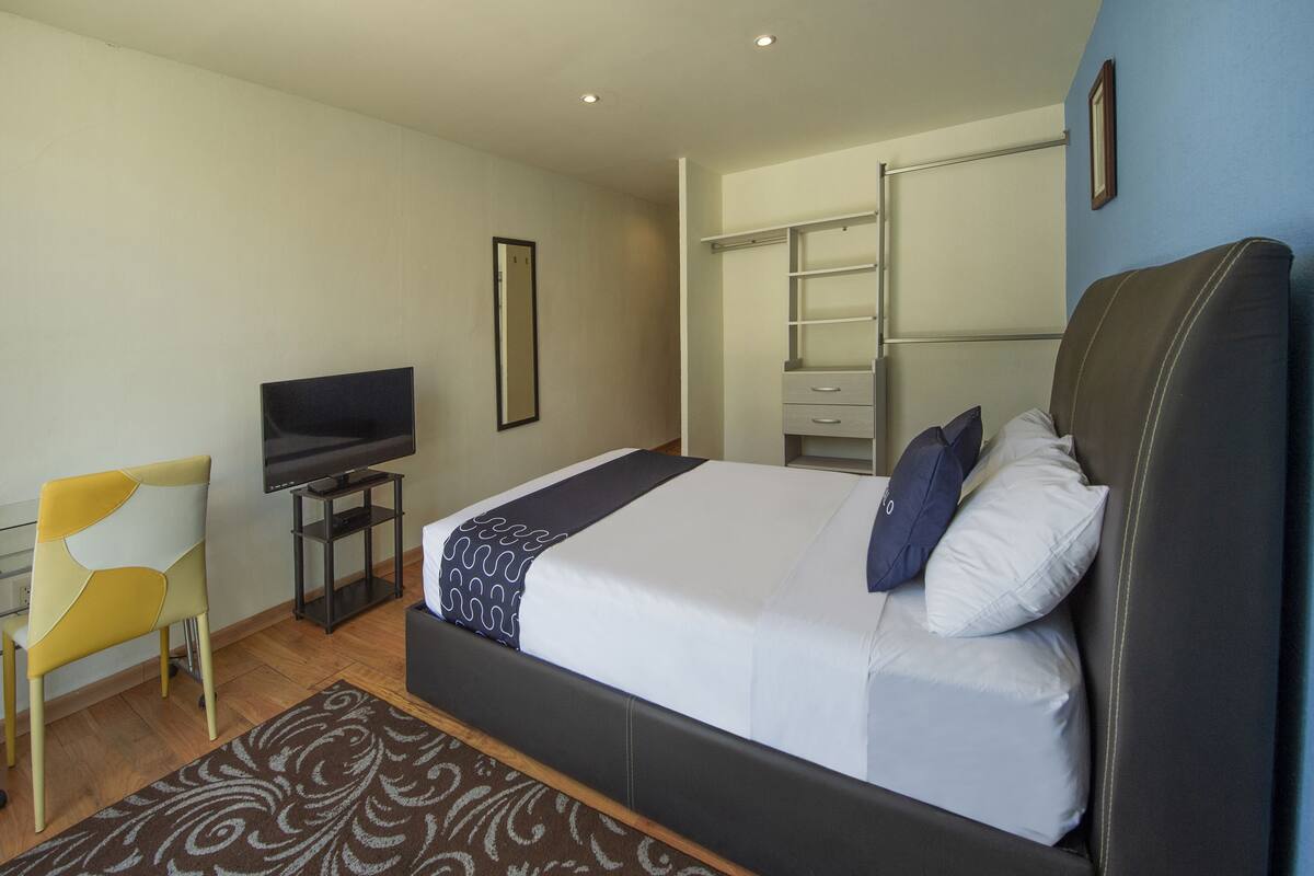 Desk, iron/ironing board (on request), WiFi (free), bed sheets