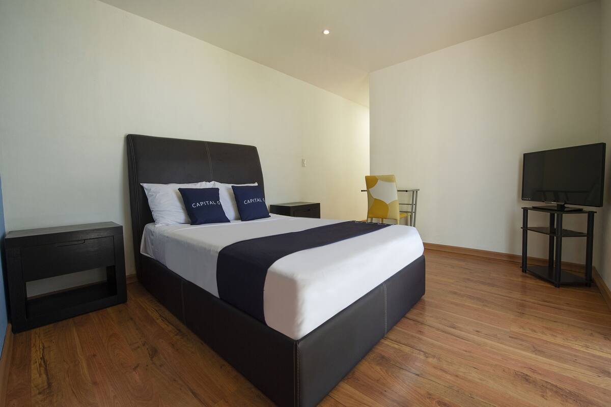 Sabiduria | Desk, iron/ironing board (on request), WiFi (free), bed sheets