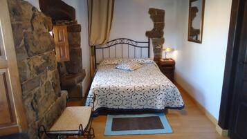 3 dormitorios, tabla de planchar con plancha, ropa de cama