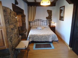 3 bedrooms, iron/ironing board, bed sheets