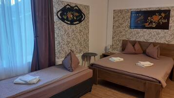 Comfort-Dreibettzimmer | Verdunkelungsvorhänge, Bügeleisen/Bügelbrett, kostenloses WLAN