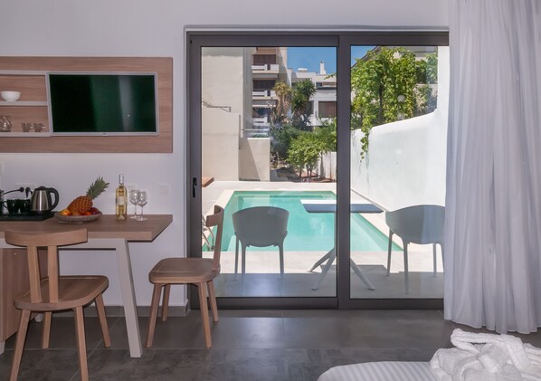 Suite Junior, vue piscine | Minibar, coffres-forts dans les chambres, bureau