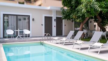 Piscina externa, espreguiçadeiras