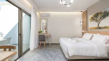 Apartment, Poolblick | Minibar, Zimmersafe, Schreibtisch, laptopgeeigneter Arbeitsplatz