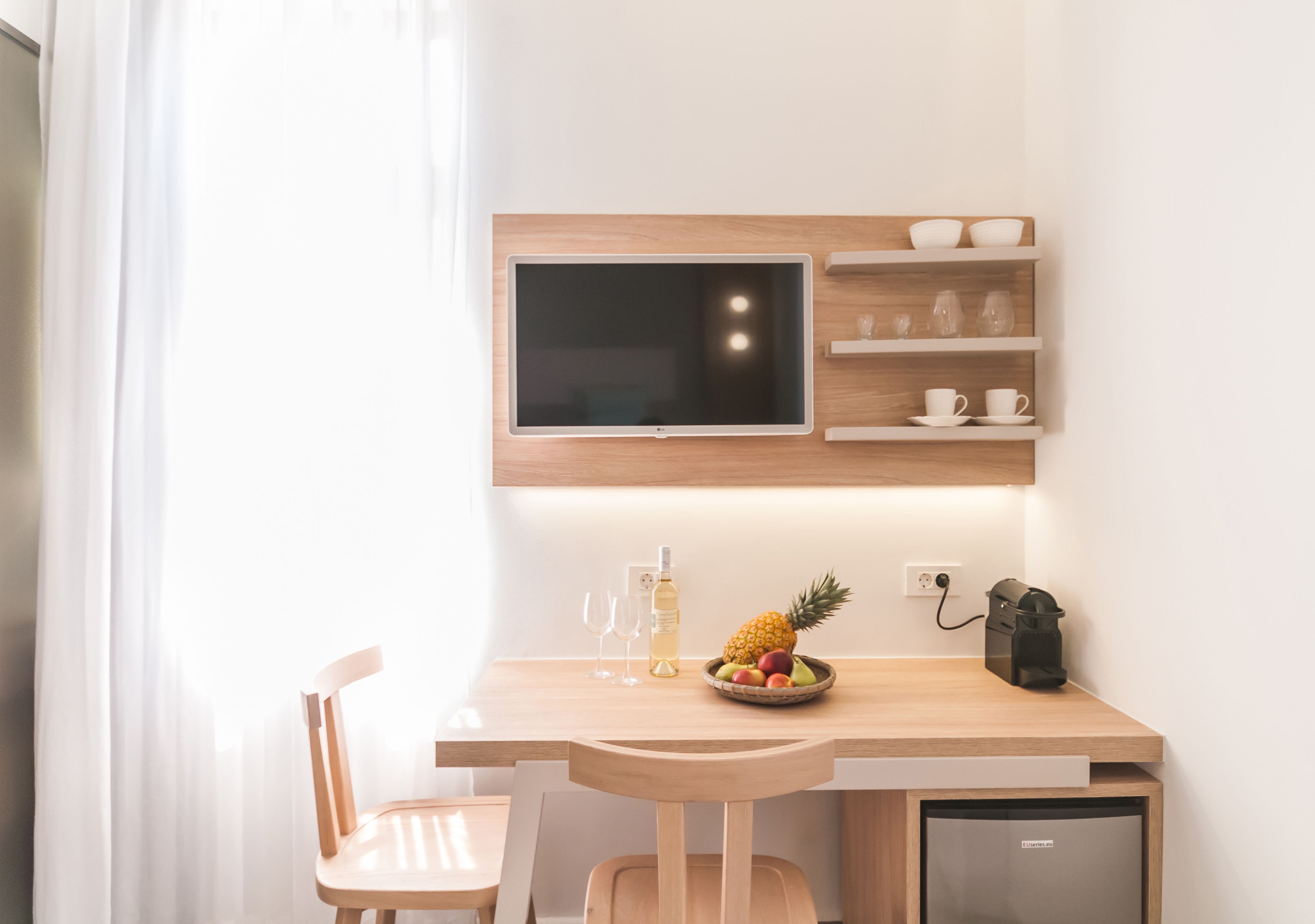 standard double room, garden view | in-room dining