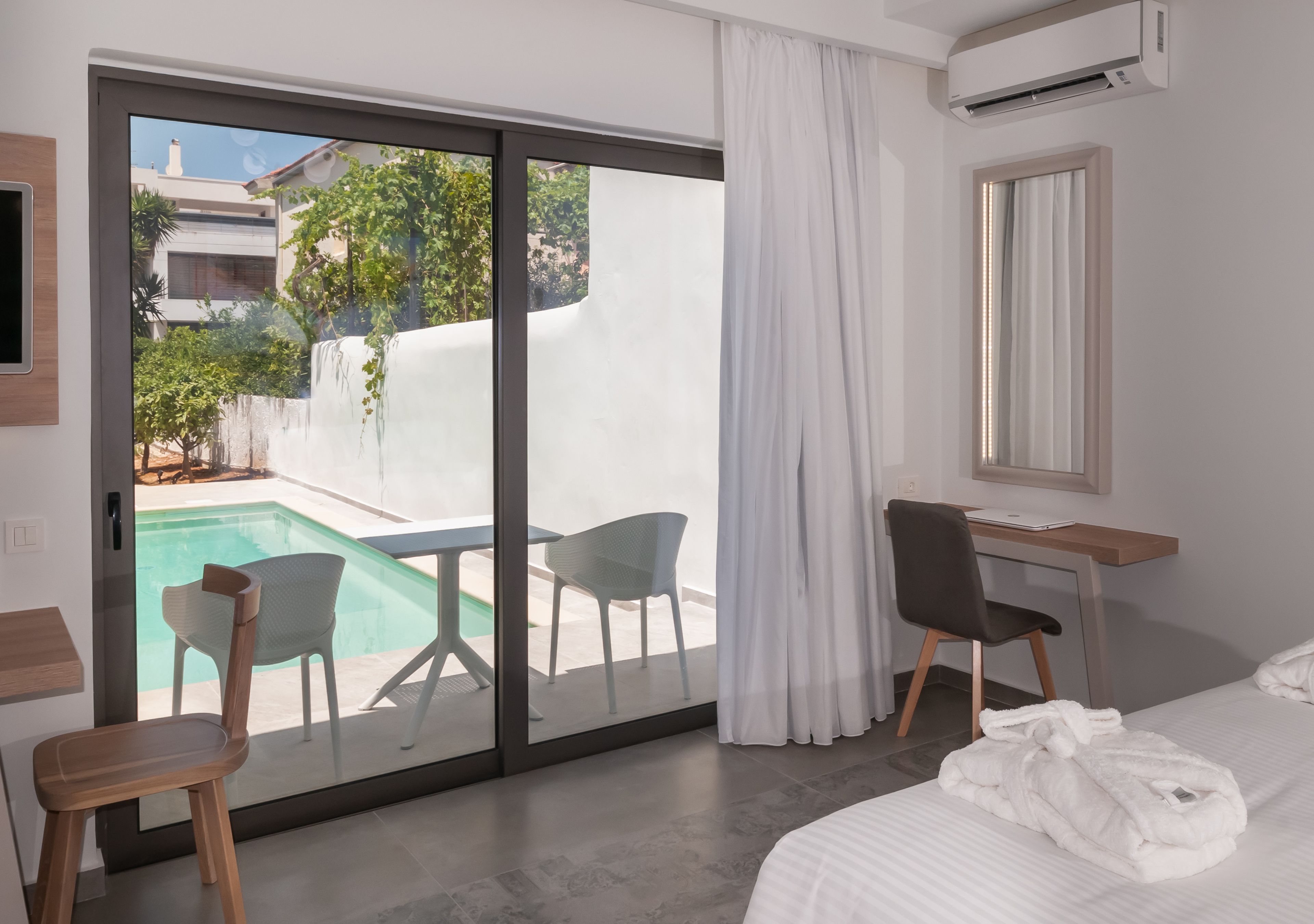junior suite, pool view | 1 bedroom, minibar, in-room safe, desk