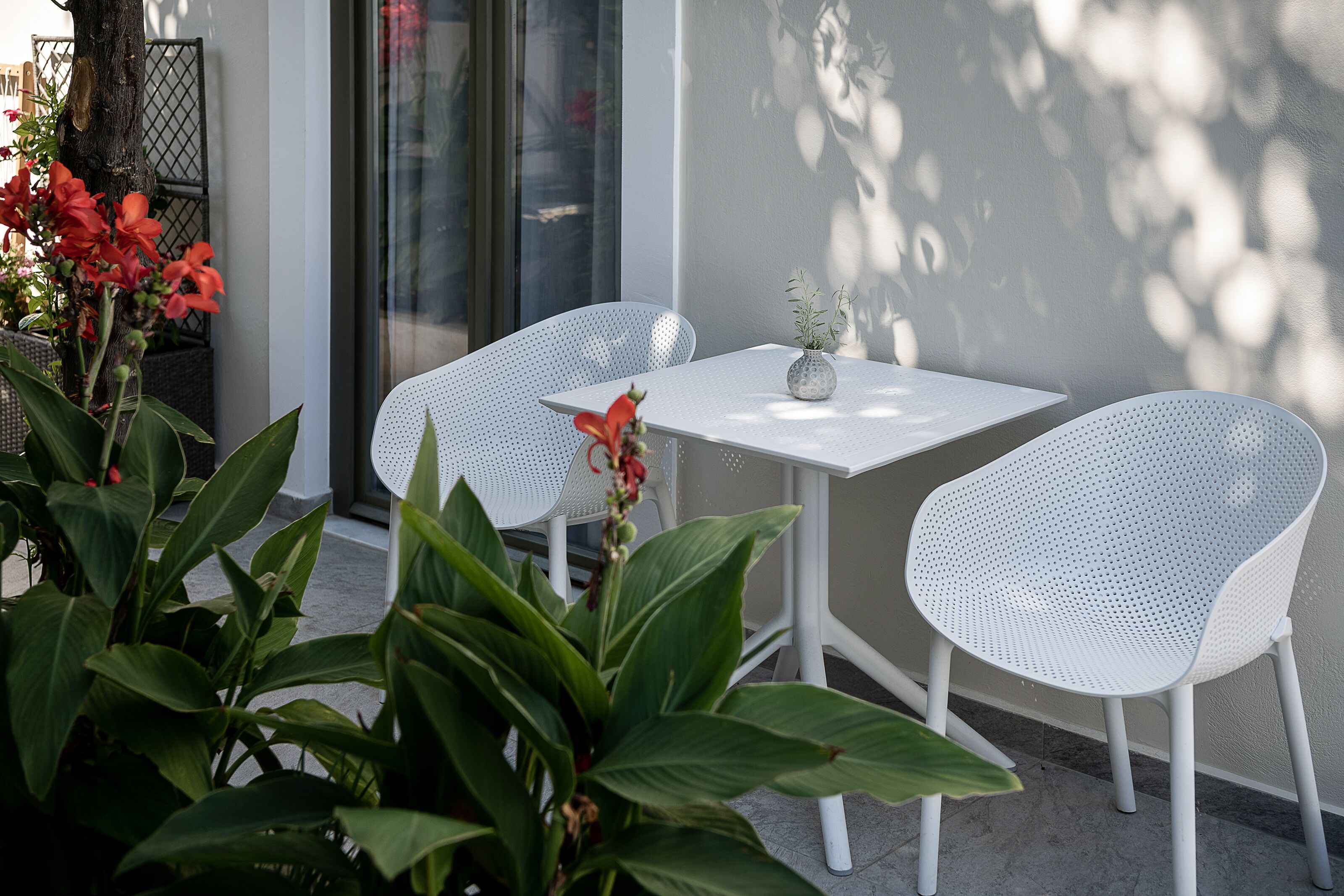 deluxe double room, garden view | terrace/patio