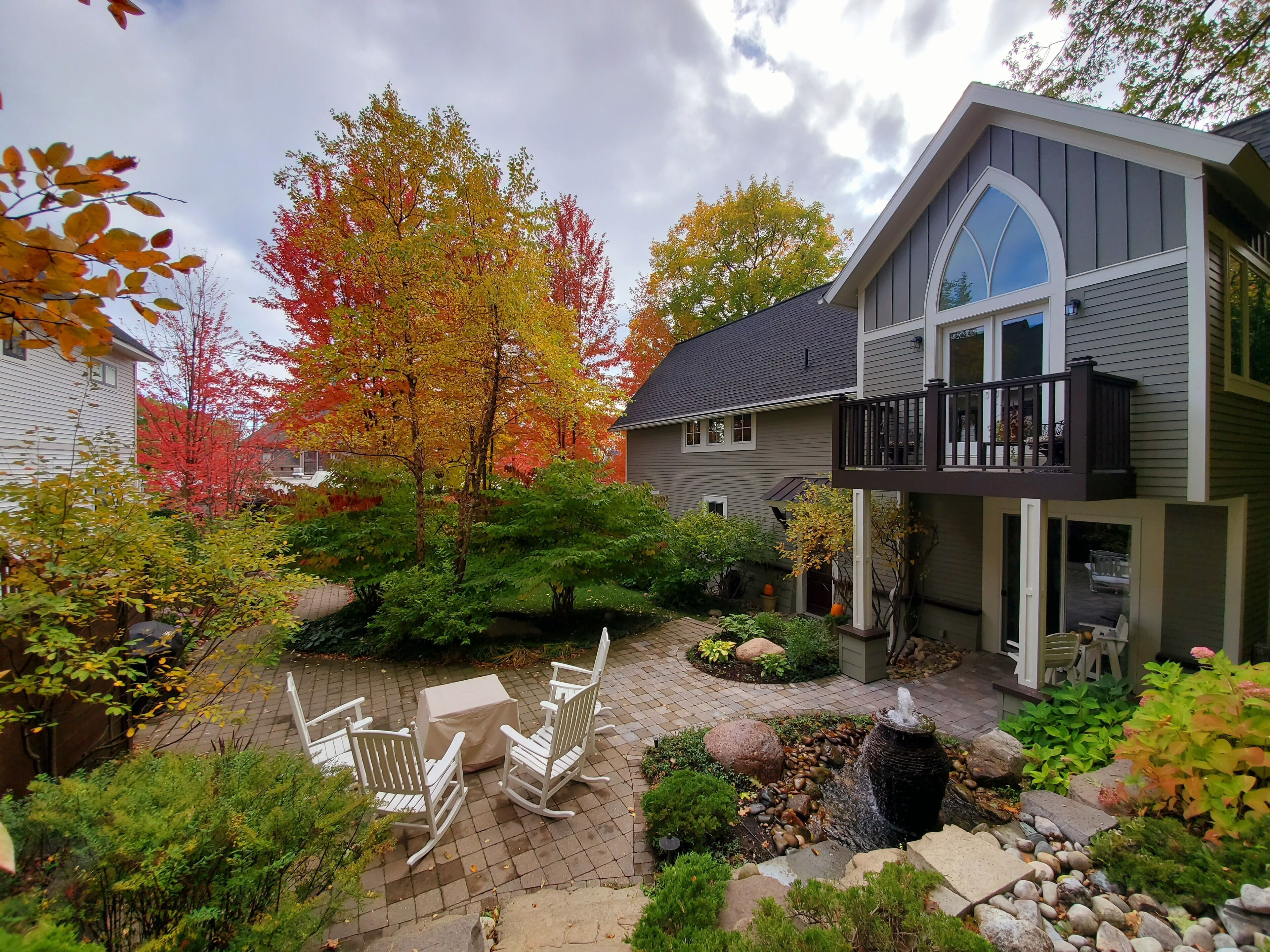 Amazing Carriage House & Yard w/Private (heated) GARAGE in the HEART of TOWN!