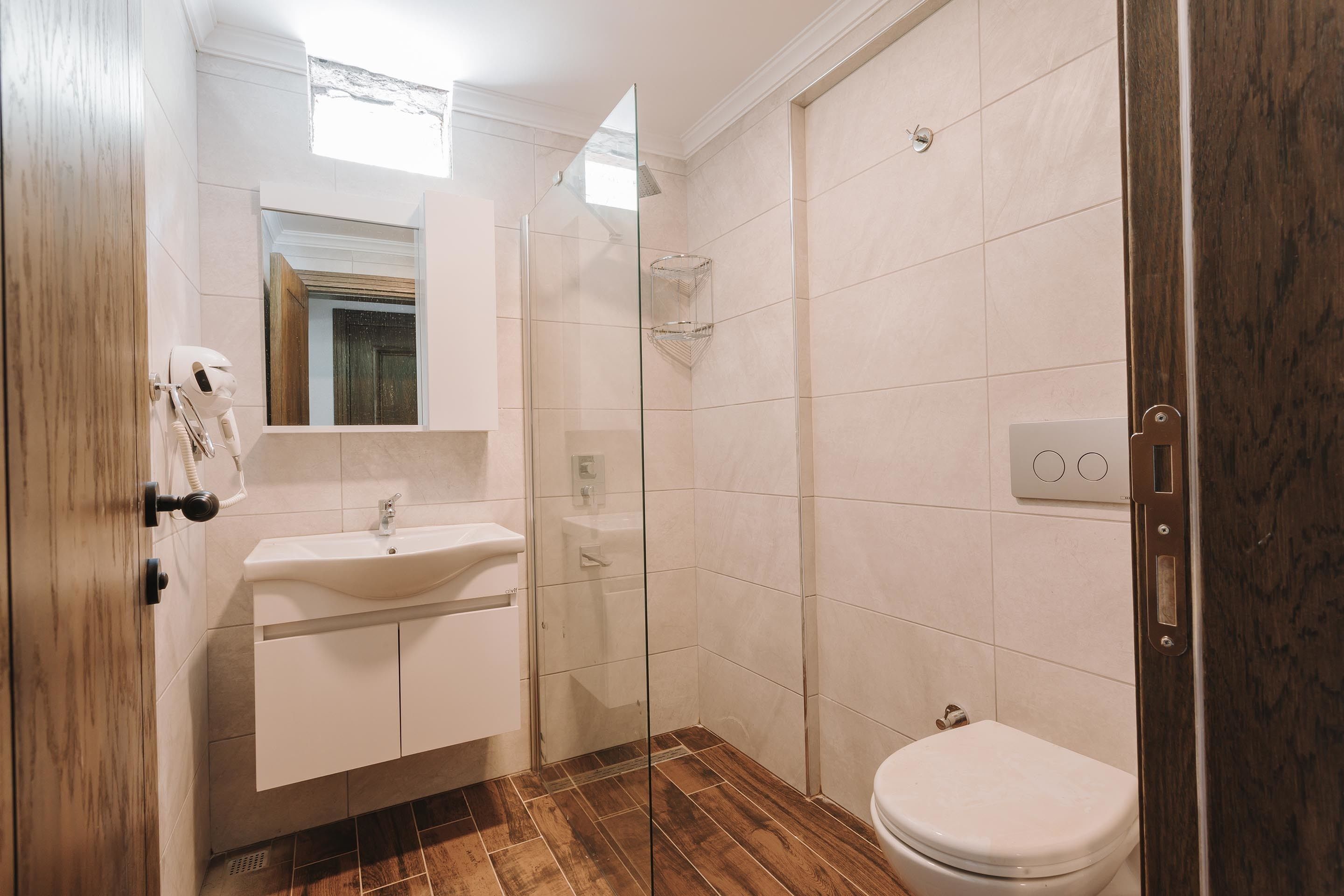 تجهيزات دش، مستلزمات مجانية للعناية الشخصية، مجففات شعر، خف للقدمين