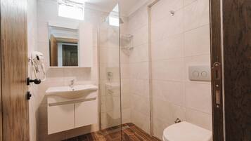 تجهيزات دش، مستلزمات مجانية للعناية الشخصية، مجففات شعر، خف للقدمين