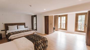 ميني بار وتجهيزات عازلة للصوت وواي فاي مجانًا وملاءات أسرّة