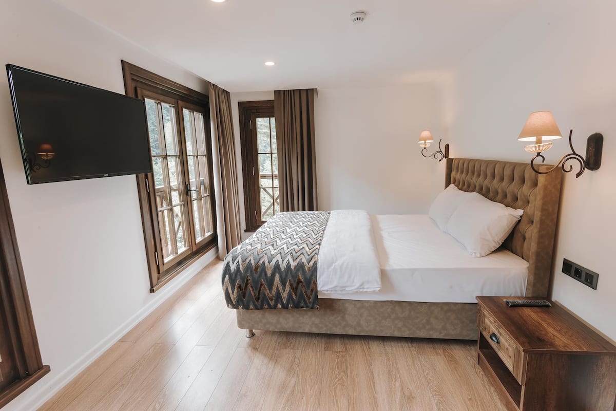 Deluxe Double Room, Valley View | Minibar, soundproofing, WiFi (free), bed sheets