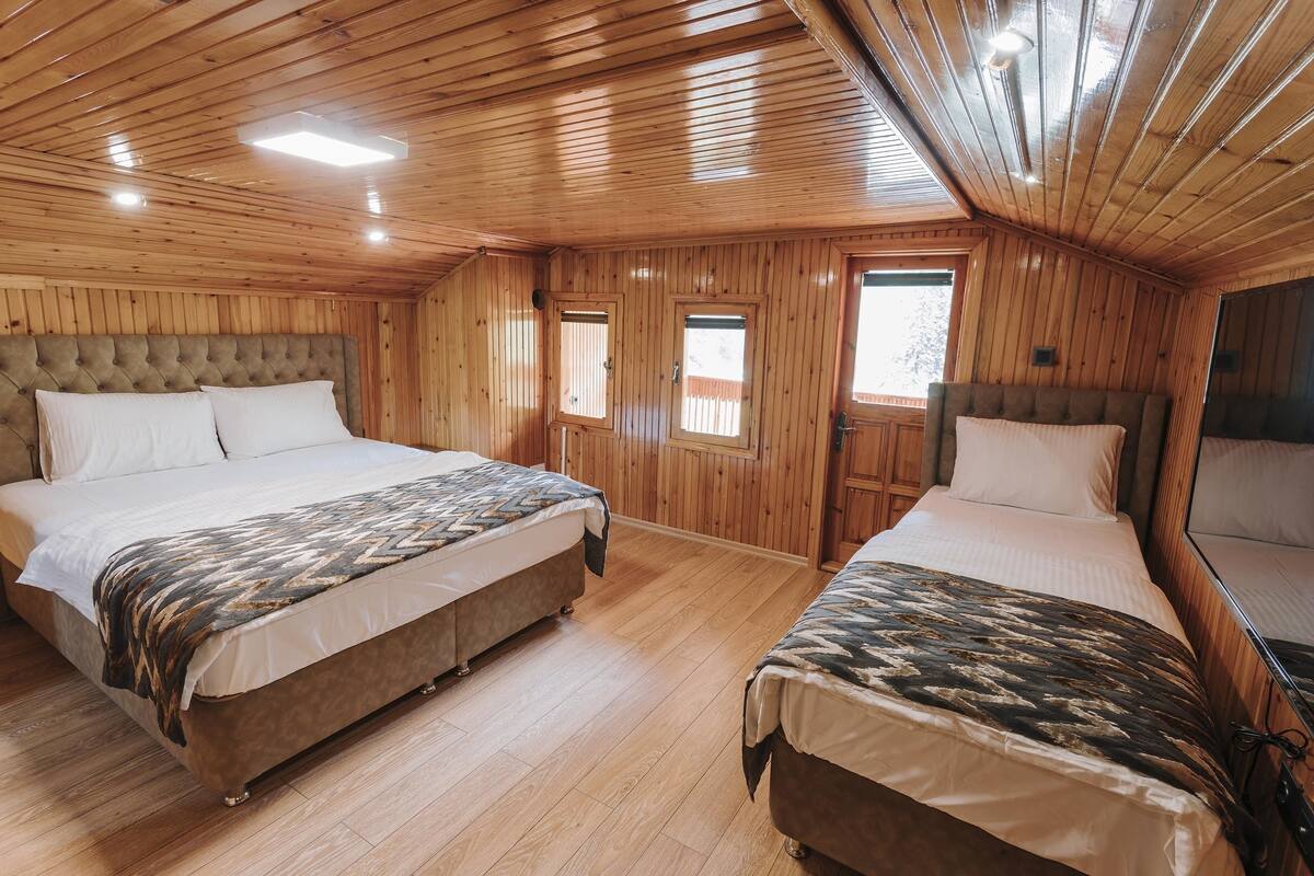 Comfort Triple Room, Valley View | Minibar, soundproofing, WiFi (free), bed sheets
