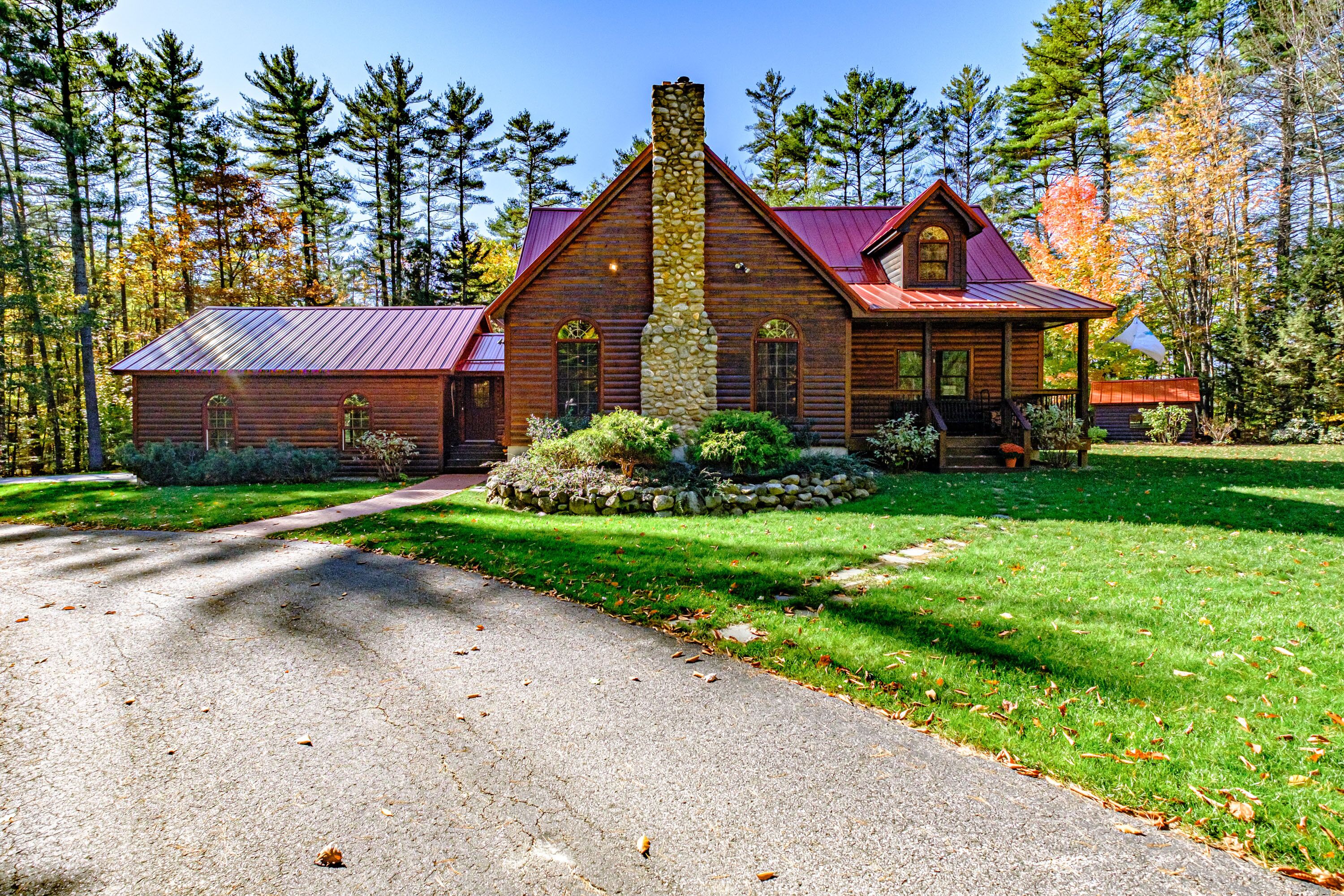 Wapiti Lodge - Gorgeous Log Home with fireplace and private yard nestled under tall pines!