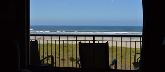 Oceanfront 4th floor, Balcony with Spectacular Ocean Views