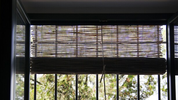 A window with a view of greenery outside, a window blind, and a potted plant on the windowsill. - "The fireplace"discover the Tuscan peculiarities getting lost in landscapes (Vicchio)