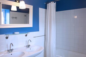 Combined shower/tub, towels