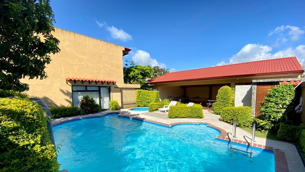 Outdoor pool, open 7:30 AM to 8:00 PM, sun loungers - Hotel Guadalupe (Tilaran)