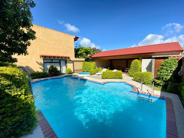 Outdoor pool, open 7:30 AM to 8:00 PM, pool loungers - Hotel Guadalupe (Tilaran)