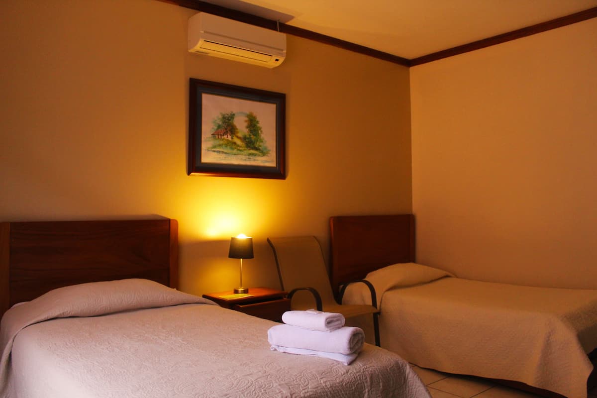 Eenvoudige Twin kamer, 2 eenpersoonsbedden | Gratis wifi, beddengoed