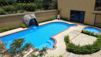 Piscina a l'aire lliure (horari: 07:30-20:00) i gandules