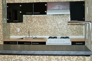 Microondas, cafetera y tetera y utensilios de cocina