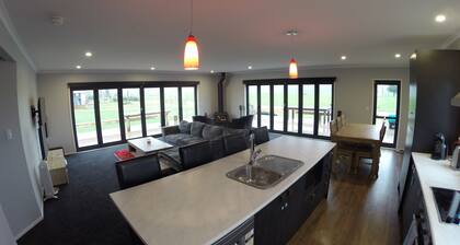 Lake Atiamuri 800m from boat ramp, wakeboard, bike the Waikato trail