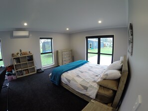 6 bedrooms, desk, iron/ironing board, free WiFi