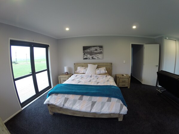 6 bedrooms, desk, iron/ironing board, free WiFi