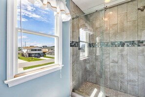 Combined shower/bathtub, towels - Sea the Day | 717 ft from the beach | Private Pool, Hot Tub | Nags Head (Nags Head)