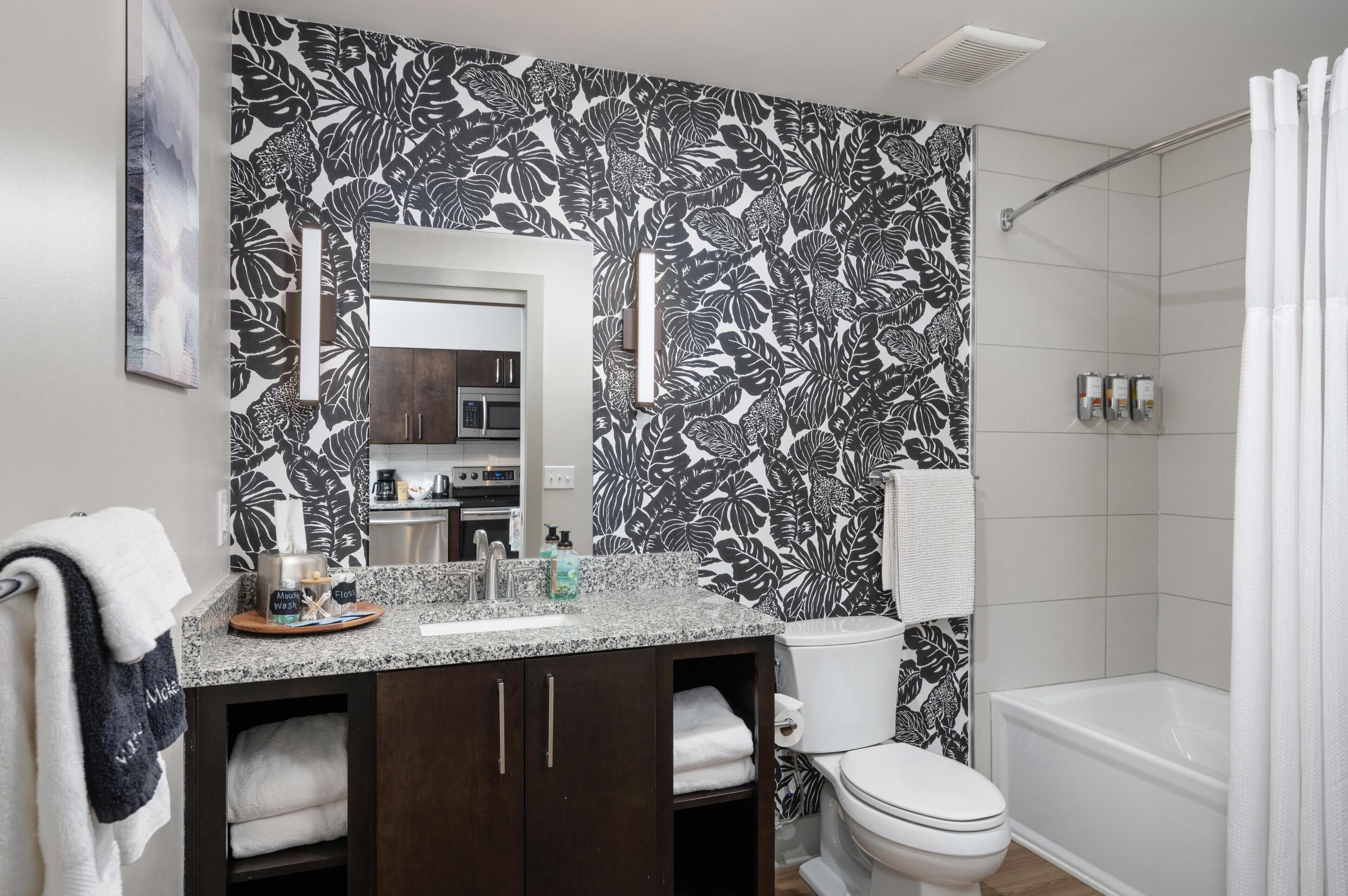 Hårføner, håndklær og sjampo