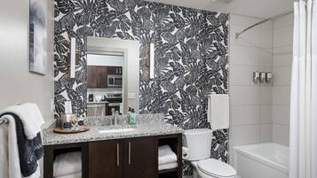 Hårføner, håndklær og sjampo