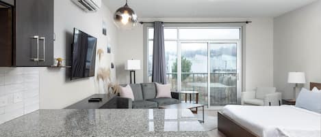 Tabla de planchar con plancha, wifi, ropa de cama