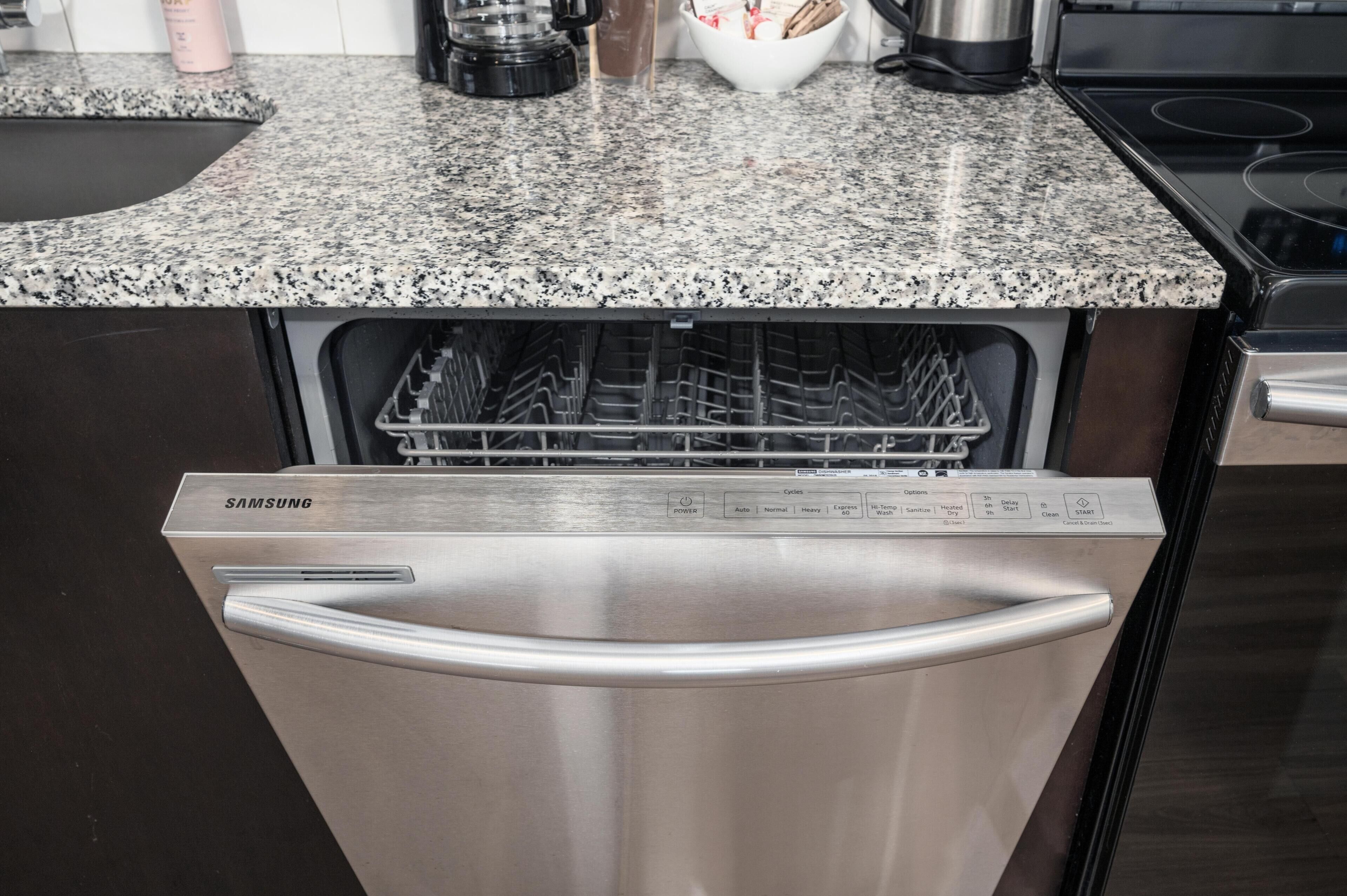 En diskmaskin från Samsung i ett kök med en bänkskiva av granit.