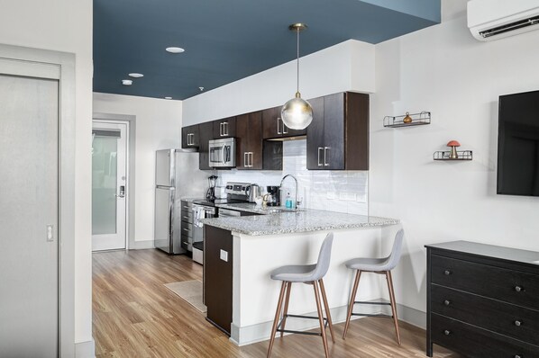 Kjøleskap, mikrobølgeovn, ovn og kokeplater