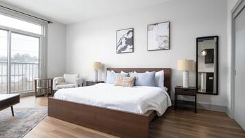 Tabla de planchar con plancha, wifi y ropa de cama