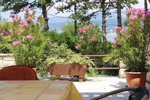Outdoor dining - Apartment Grskovic G. Jesenovica dole (Silo - island Krk)