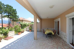 Outdoor dining - Apartment Grskovic G. Jesenovica dole (Silo - island Krk)