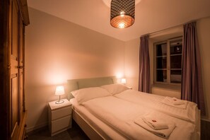 1 habitación, tabla de planchar con plancha y ropa de cama 