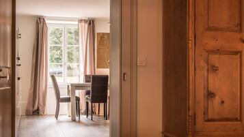 1 habitación, tabla de planchar con plancha y ropa de cama