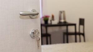 A door with a keyhole and a handle. - B&B Allerìa (Pozzuoli)